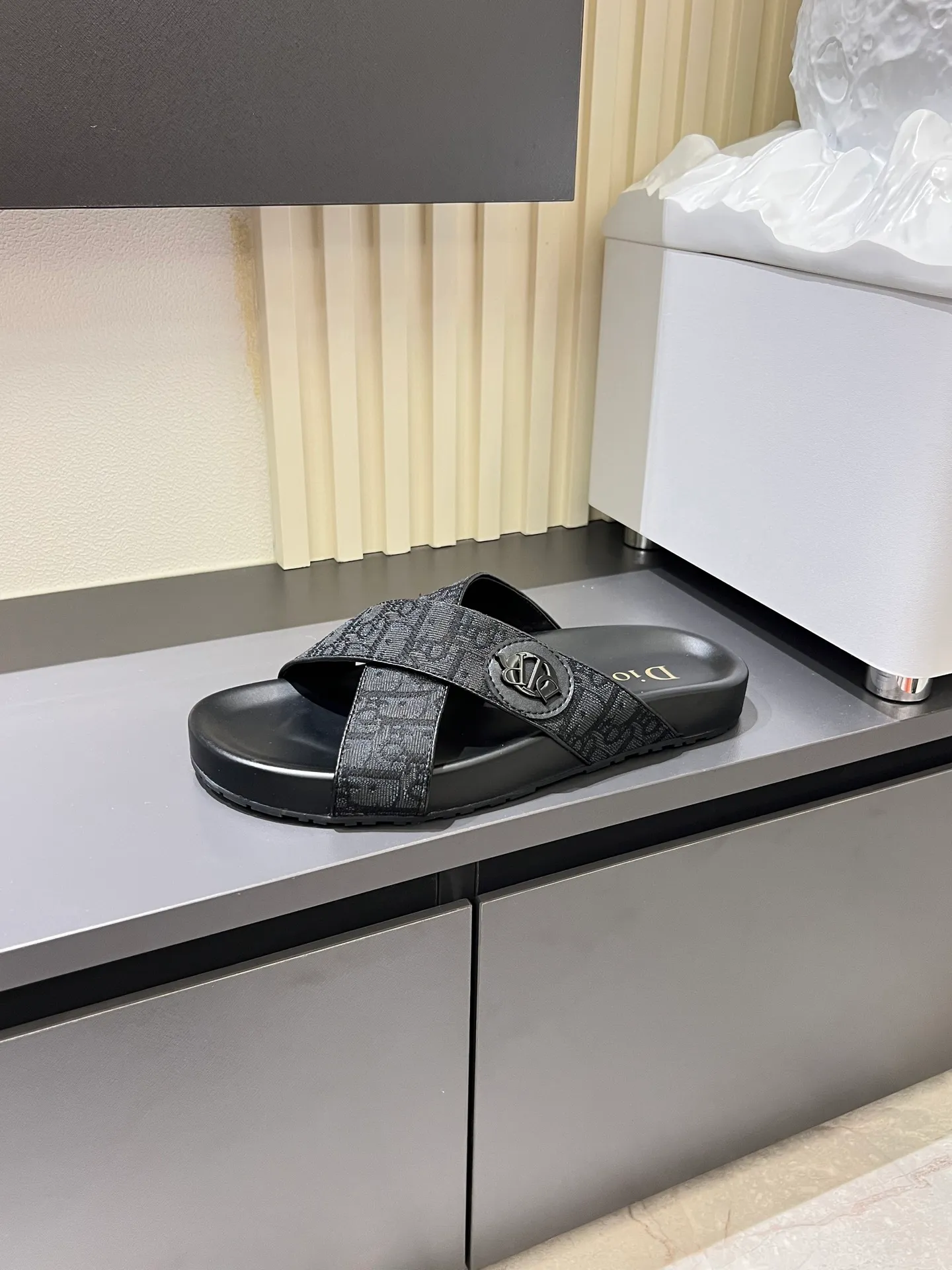 Men's men's shoes 💰p300 Size 38-45 Dior Dior's latest H-Town series Oblique thick sole slippers sandals Original purchase development and production This Dior H-Town sandals pay tribute to the classic logo of sports style and highlight Dior's high-end spirit. Crafted from black rubber with a beige and black Oblique printed upper, it's accentuated with tonal calfskin details. The rubber sole incorporates a variety of elements and is embellished with the Dior logo for a refined, futuristic look. Can be worn with shorts or jeans. Comes with exquisite packaging at the counter 🛍📦 ▪️ Fabric: Original customized imported Oblique embroidery ▪️ Lining: Imported soft sheepskin ▪️ Sole: Original molded ultra-light foam material ▪️ Bottom thickness: 4CM